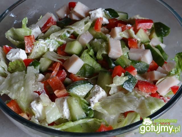 Sałatka z sałatą, serem feta i szynką