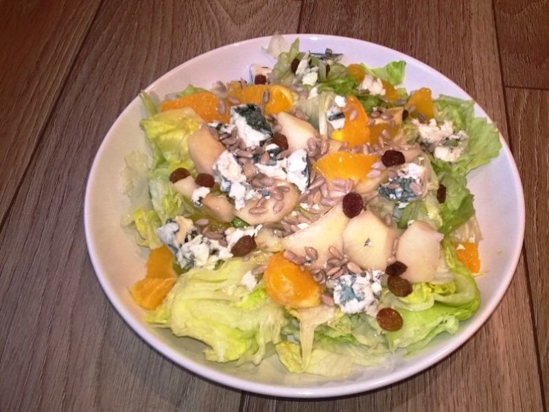Sałatka z sałaty, cykorii, gruszki pomarańczy sera