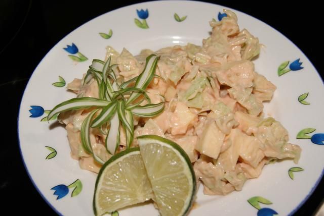 Salatka z salaty lodowej i jablka.