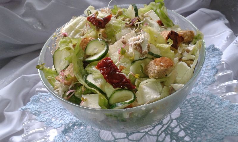 Sałatka z sałaty lodowej z dodatkami