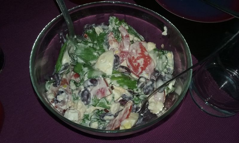 Sałatka z sałaty lodowej z fetą i fasolką Sałatka z sałaty lodowej z fetą i fasolką