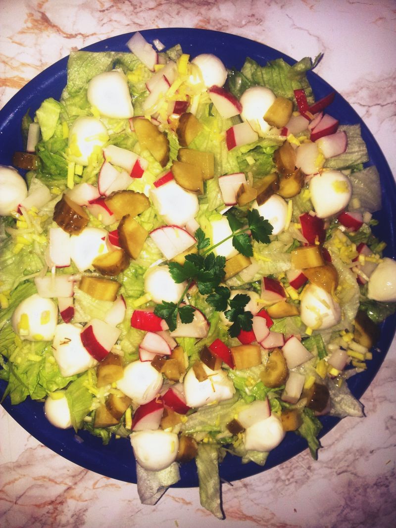 Sałatka z sałaty lodowej z mozzarellą wg. Irenki