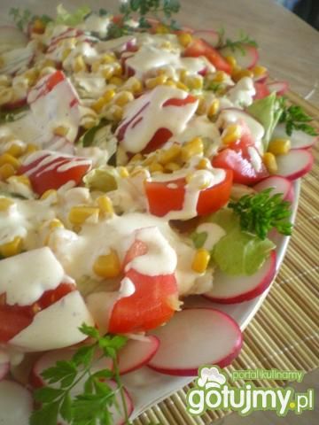 Sałatka z sałaty, rzodkiewki i kukurydzy