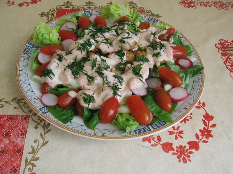 Sałatka z sałaty rzymskiej i indyka