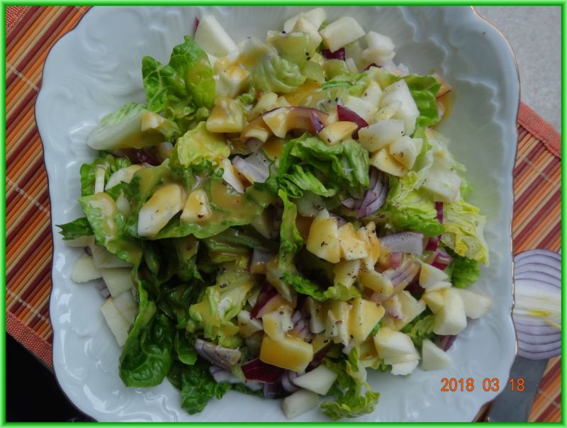 Sałatka z sałaty rzymskiej z kiwi i jabłkiem 