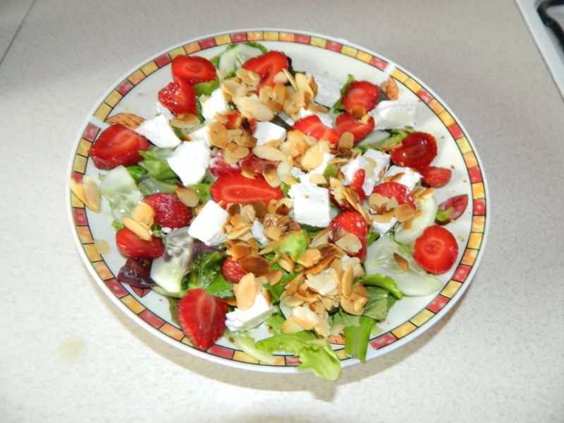 Sałatka z sałaty,truskawek,fety,ogórka i migdałów Sałatka z sałaty,truskawek,fety,ogórka i migdałów