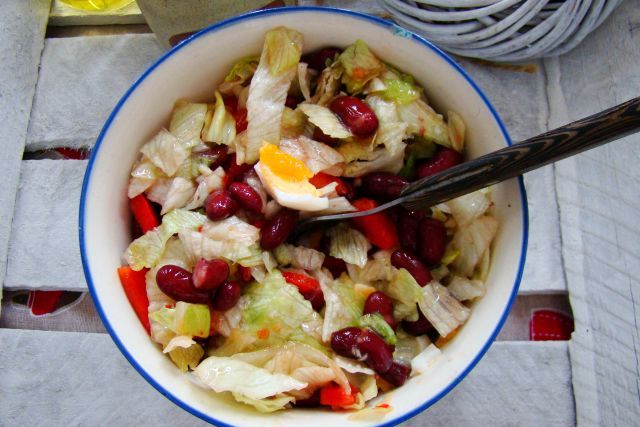 Sałatka z sałaty lodowej i czerwonej fasoli