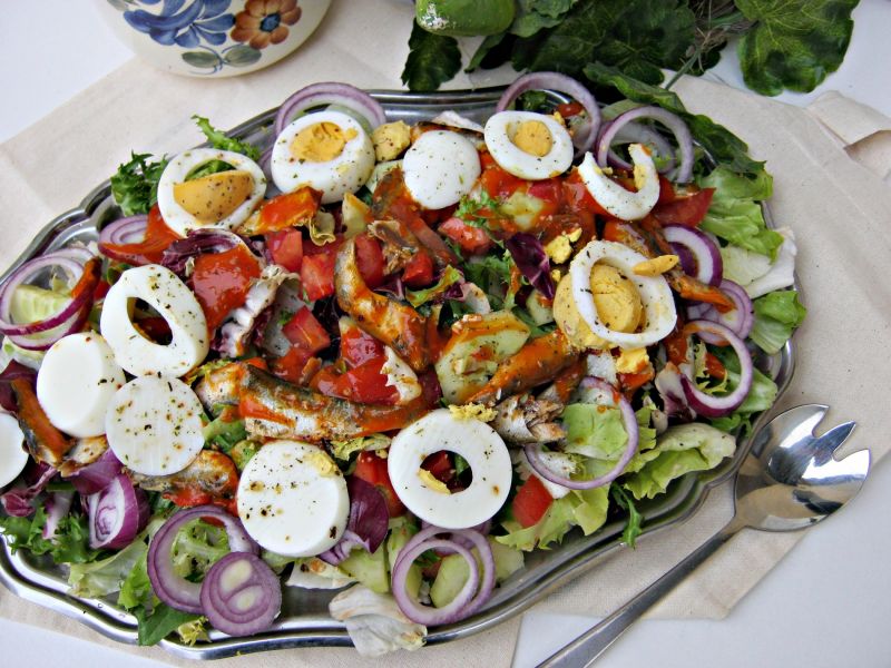 Sałatka z sardynkami i jajkiem