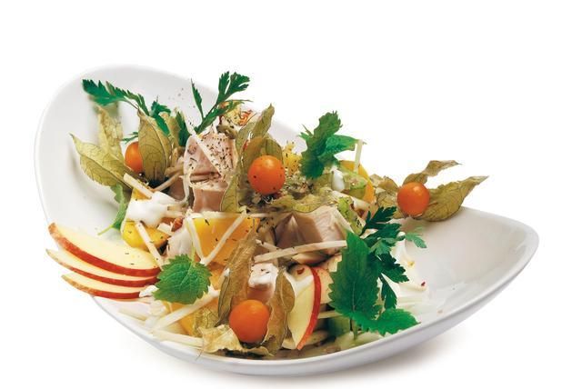 Sałatka z selera, ananasa i kurczaka Sałatka z selera, ananasa i kurczaka