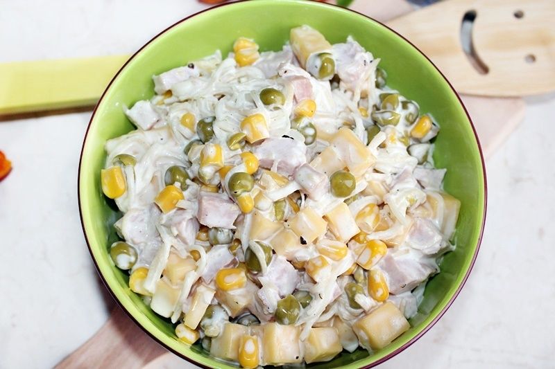 Sałatka z selera konserwowego z serem i szynką