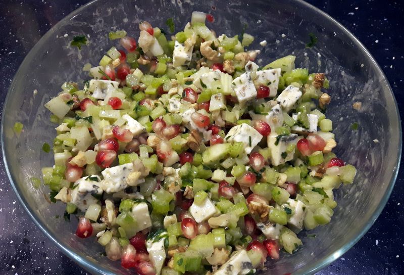 Sałatka z selera naciowego i sera pleśniowego