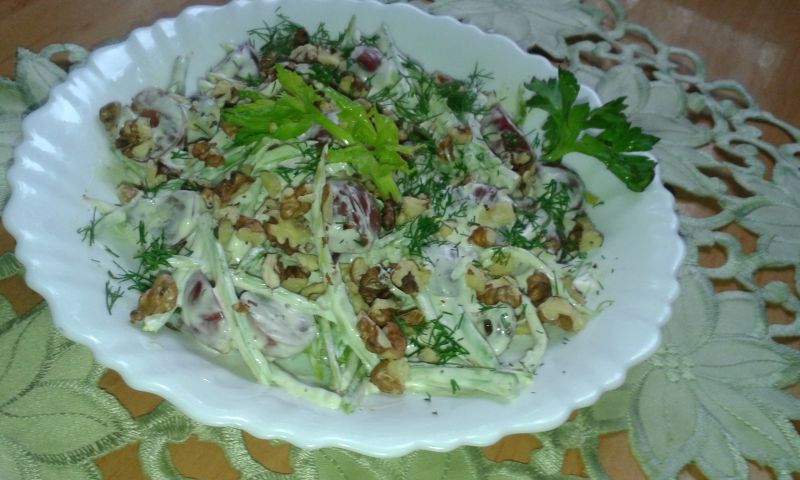 Sałatka z selera naciowego i winogron Sałatka z selera naciowego i winogron