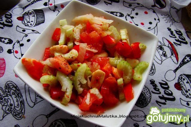 Sałatka z selera naciowego z czosnkiem  Sałatka z selera naciowego z czosnkiem