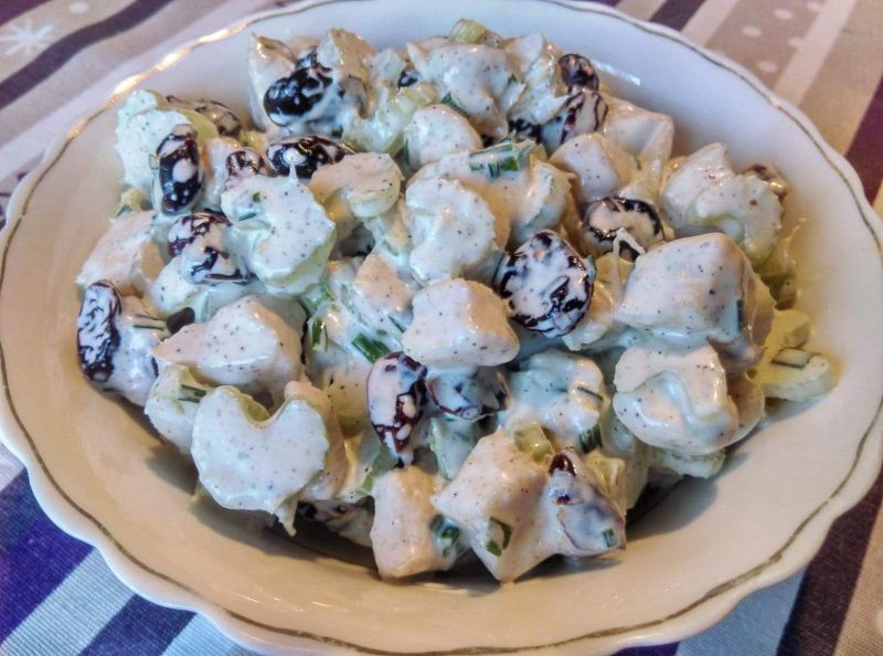 Sałatka z selera naciowego z kurczakiem i żurawiną