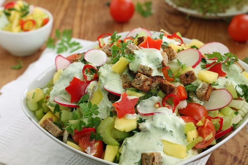 Sałatka z selera naciowego z mango