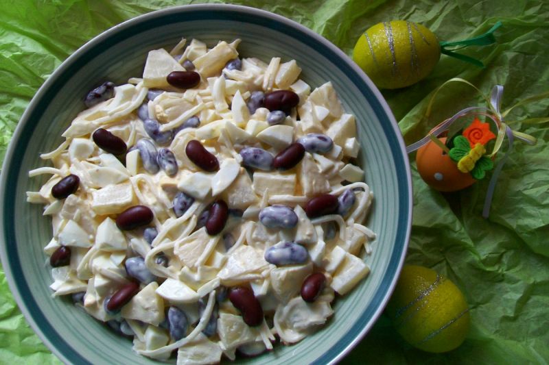 Sałatka z selerem i ananasem