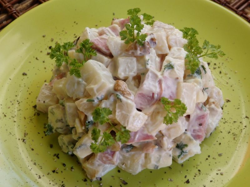 Sałatka z selerem i serem pleśniowym 