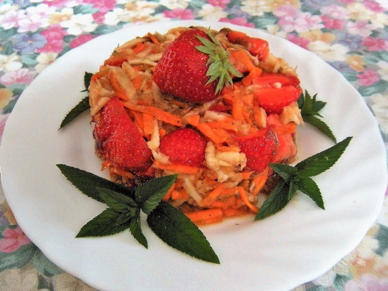 Sałatka z selerem i truskawkami