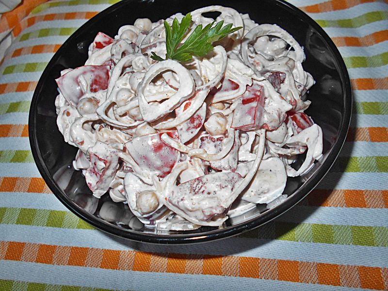 Sałatka z selerem konserwowym i cieciorką