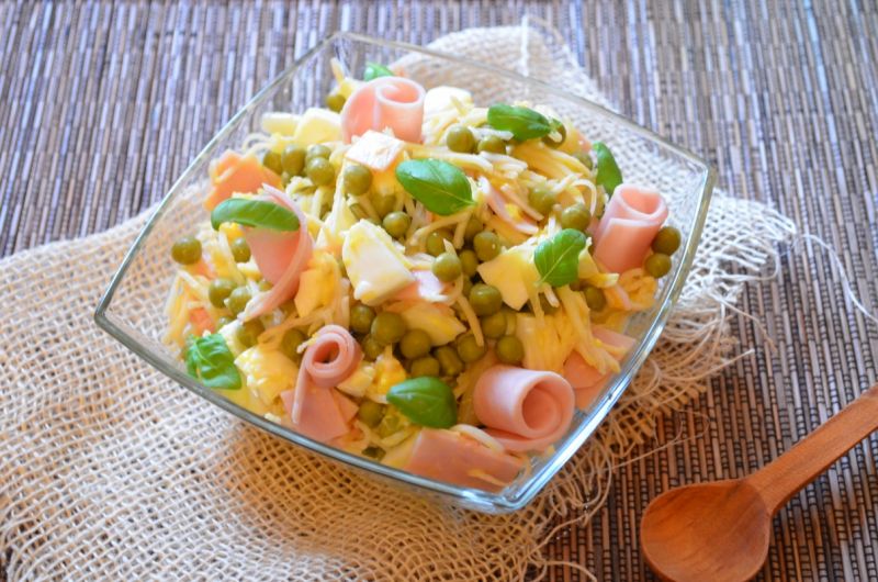 Sałatka z selerem konserwowym i szynką  Sałatka z selerem konserwowym i szynką