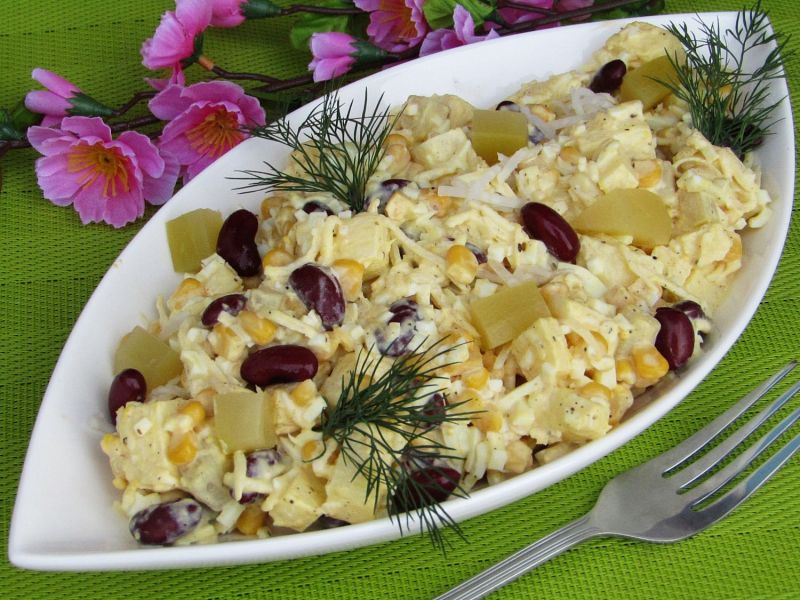 Sałatka z selerem, marynowaną cukinią i jabłkiem