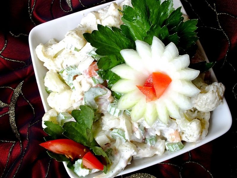 Sałatka z selerem naciowym i kalafiorem Sałatka z selerem naciowym i kalafiorem