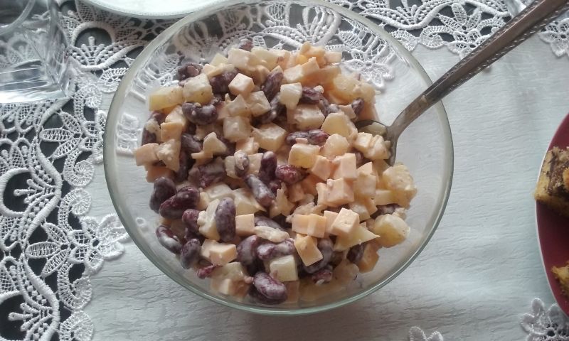 Sałatka z sera z fasolką i ananasem Sałatka z sera z fasolką i ananasem