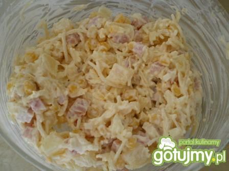 Sałatka z sera żółtego, szynki i ananasa Sałatka z sera żółtego, szynki i ananasa