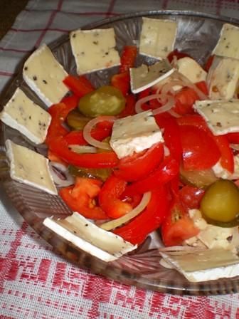 Sałatka z serem Brie,pomidorami, papryką Sałatka z serem Brie,pomidorami, papryką
