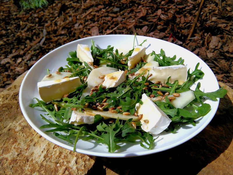 Sałatka z serem camembert i gruszką