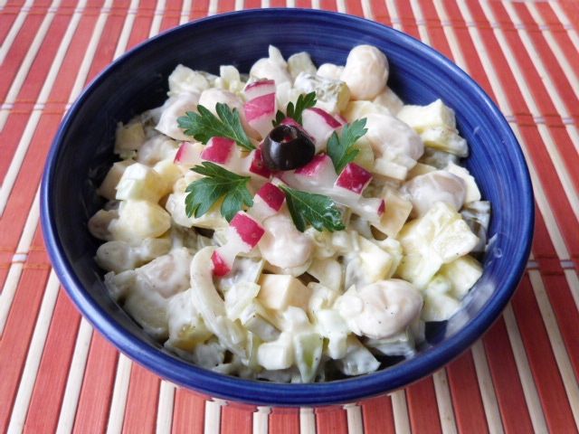 Sałatka z serem, fasolą i pieczarkami