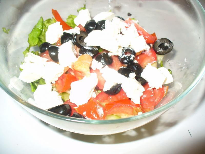 Sałatka z serem feta i oliwkami czarnymi 