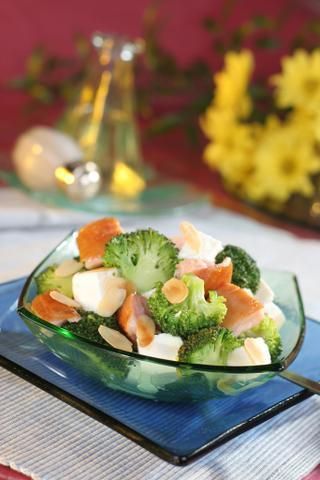 Sałatka z serem feta i brokułami Sałatka z serem feta i brokułami