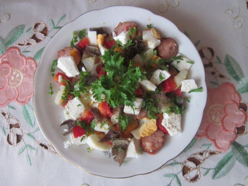 Sałatka  z serem feta i kiełbasą  Sałatka  z serem feta i kiełbasą