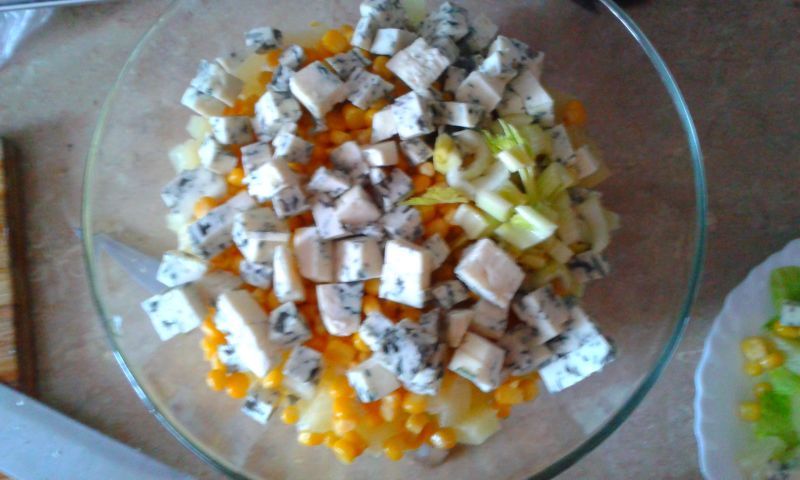 Sałatka z serem gorgonzola i ananasem