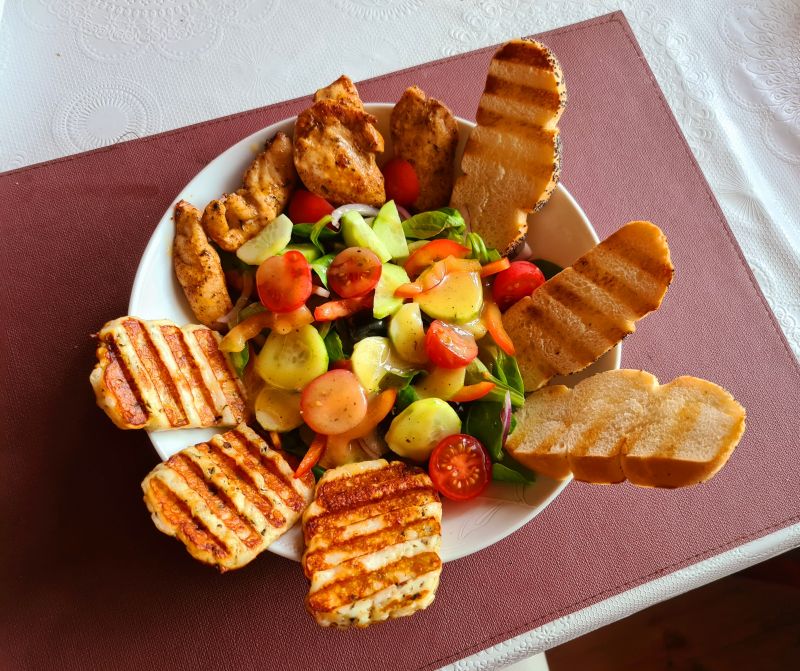 Sałatka z serem halloumi i kurczakiem Sałatka z serem halloumi i kurczakiem