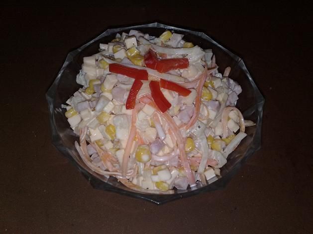 Sałatka z serem i ananasem Sałatka z serem i ananasem