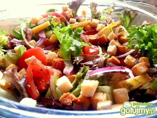 Sałatka z serem i pomidorem