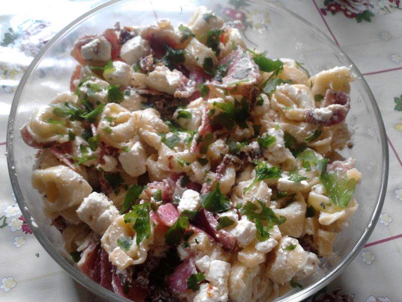 Sałatka z serem i tortellini Sałatka z serem i tortellini