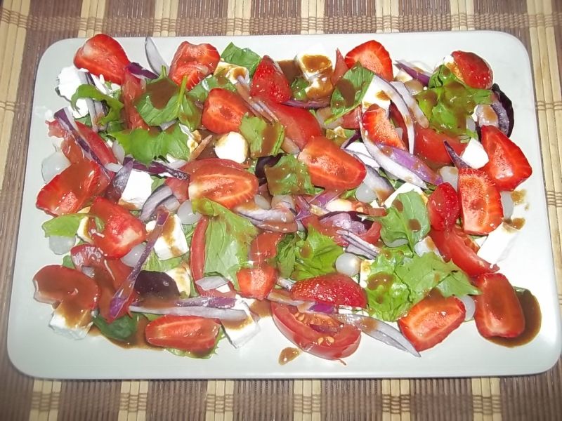 Sałatka z serem i truskawkami