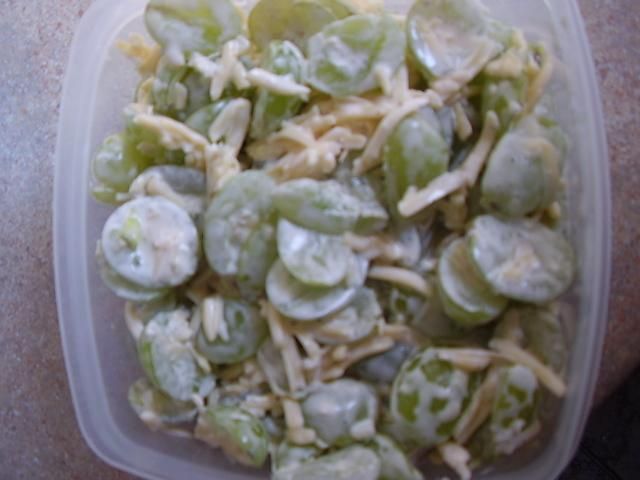 Sałatka z serem i winogronem Sałatka z serem i winogronem