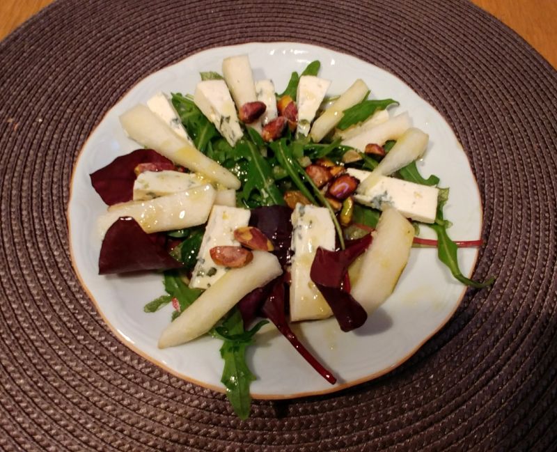 Sałatka z serem lazur, gruszką i pistacjami