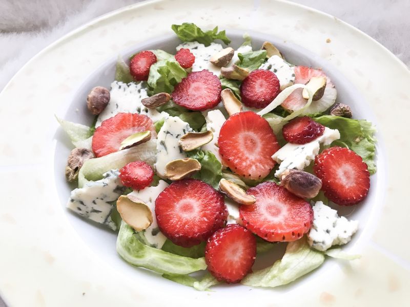 Sałatka z serem pleśniowym, truskawkami i pistacją