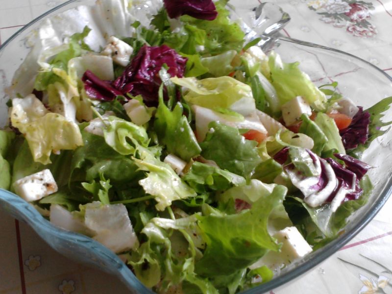 Sałatka z serem podpuszczkowym