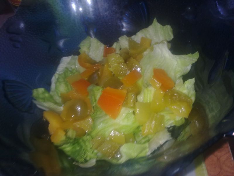 Sałatka  z serem rarytas piasecki i piersią