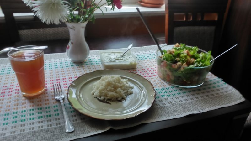 Sałatka z serem solankowym i piersią z kurczaka