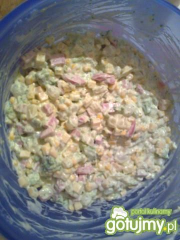 Sałatka z serem wędzonym 2