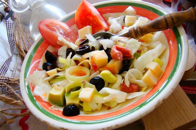 Sałatka z serem wędzonym i awokado