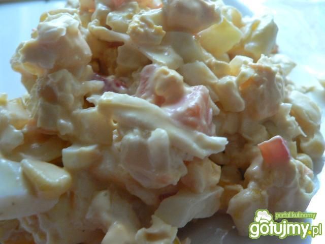 Sałatka z serem żółtym