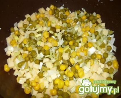 Sałatka z serem żółtym 